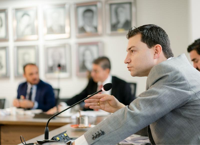 Reducción de impuestos, combate a la evasión y el contrabando