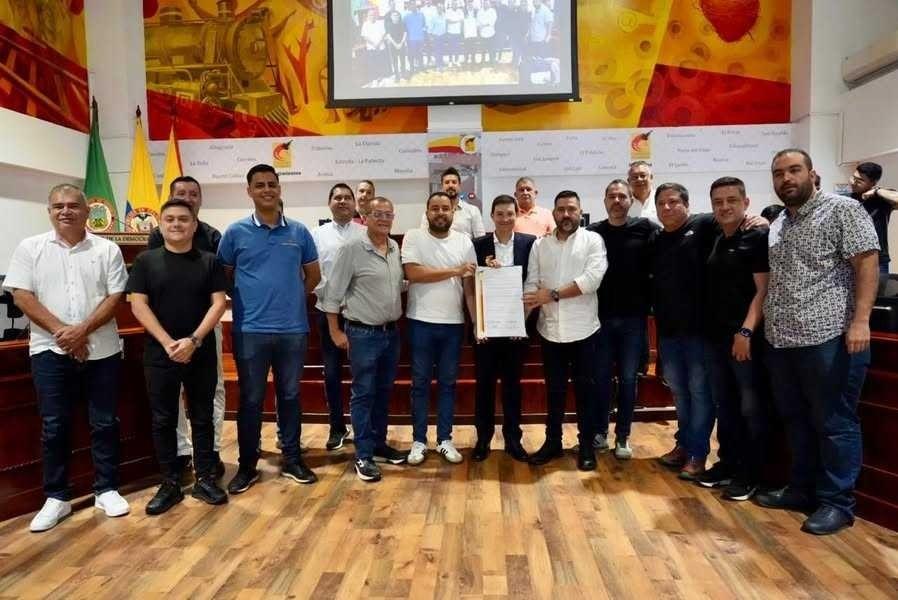 Pipe Córdoba recibe condecoración del Concejo de Pereira por su trayectoria al servicio del país